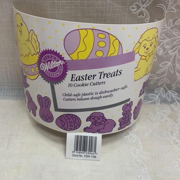 Vintage 1990 Wilton 10 pc cookie cutters Easter treats in storage container - Picture 8 of 12